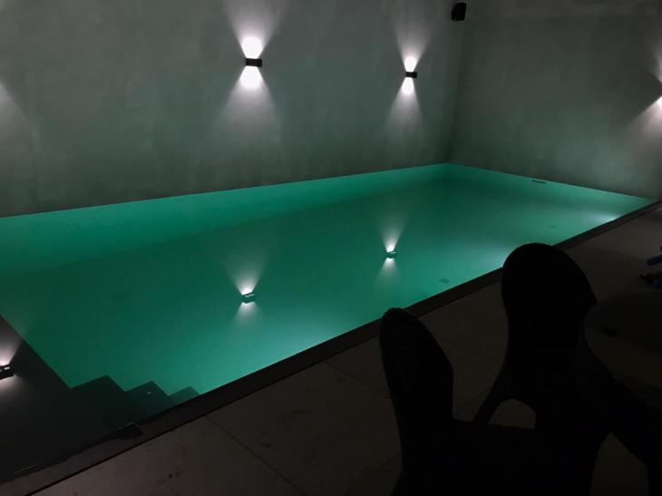 Binnenzwembad in het donker met verlichting