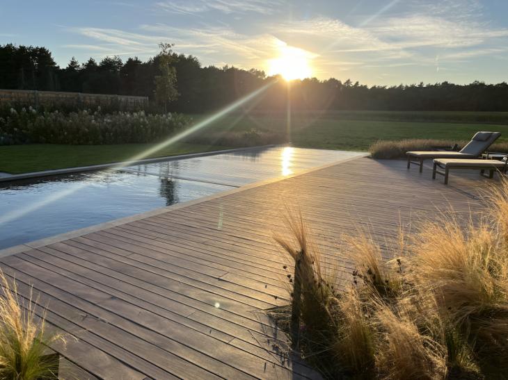 zwembad, terras, ligzetels, tuinaanleg, ondergaande zon, ecologisch, energiezuinig, smart, milieuvriendelijk