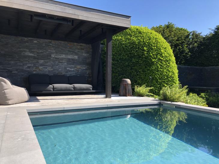 Zwembad in tuin met half open poolhouse