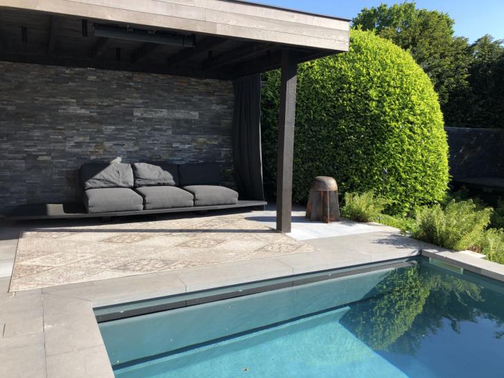 Zwembad in tuin met half open poolhouse