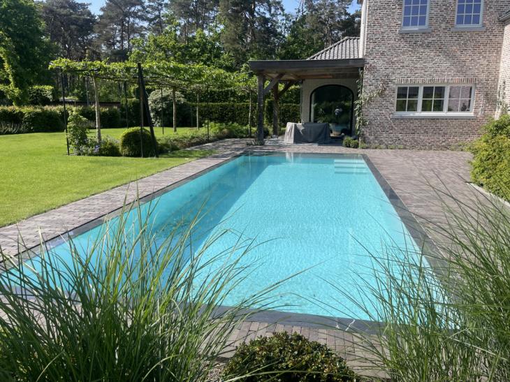 Zwembad, huisaanzicht, terras, kleiklinkers, boordsteen, tuinaanleg, Total Pool Concept, renovatie, filtratie, hydrolise, waterbehandeling
