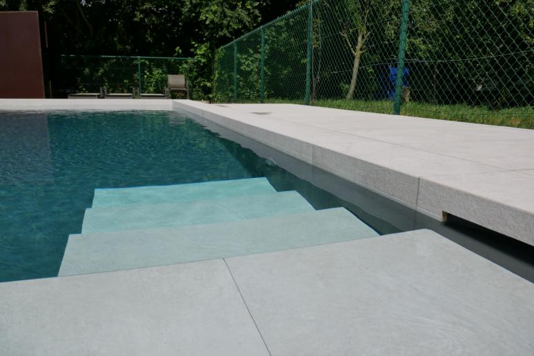 Close up van de trapjes in een zwembad in de tuin