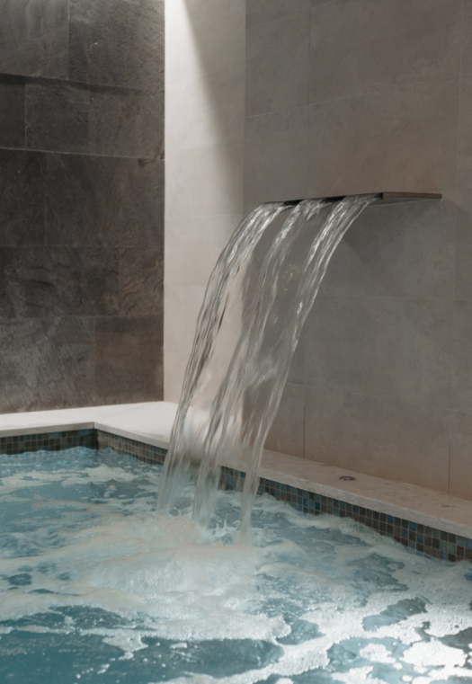 Binnenzwembad met kleine waterval