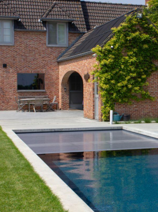 Zwembad in tuin bij een landelijk huis