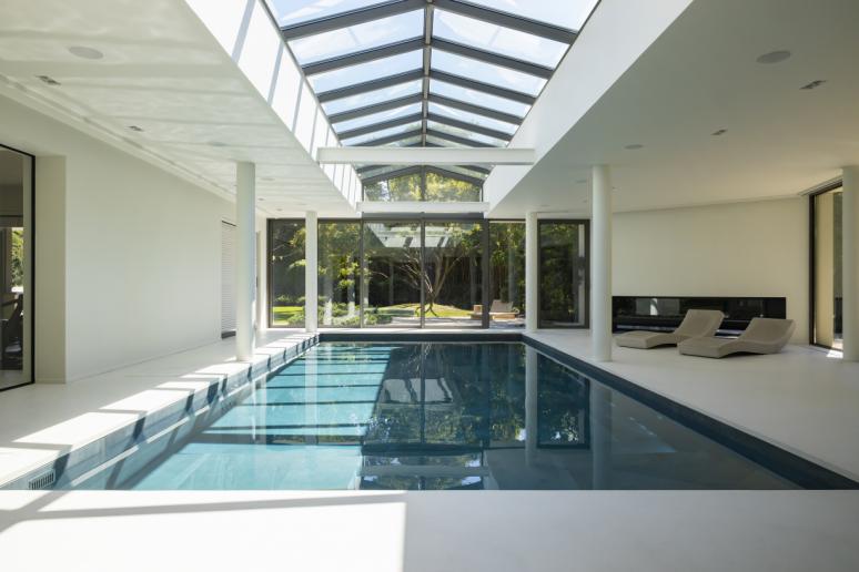 Groot binnenzwembad met dakraam
