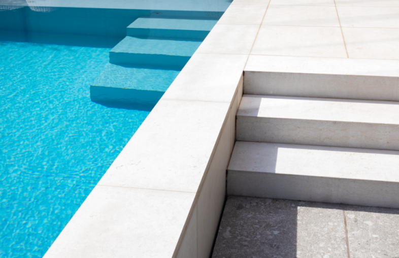 Close up van trapjes van het zwembad