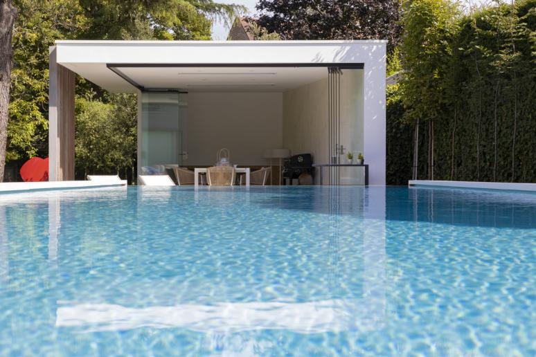 Zwembad in de tuin met poolhouse gebouwd door Total Pool Concept
