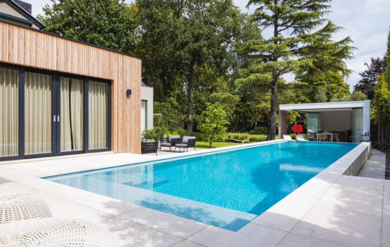 Zwembad in tuin met poolhouse