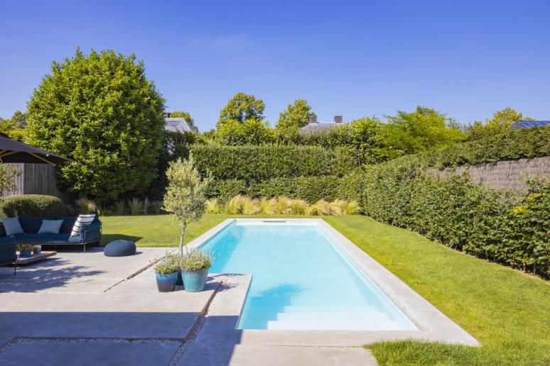 Zwembad in tuin gebouwd door Total Pool Concept