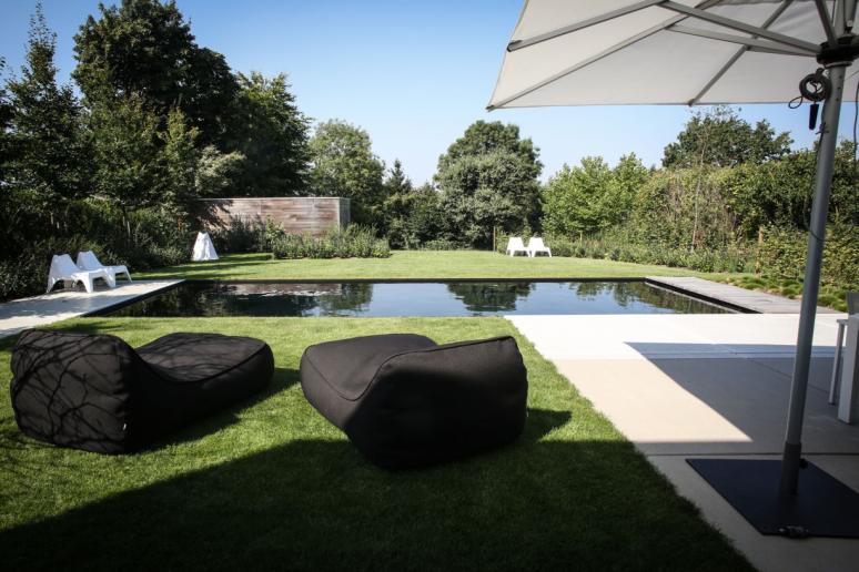 Zwart zwembad, terras, ligzetels tuinaanleg, filtratie, hydrolise, waterbehandeling